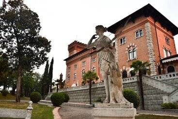 هتل Castello Di Spessa   Residenze D Epoca