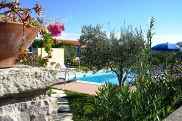 هتل Masseria Santa Lucia