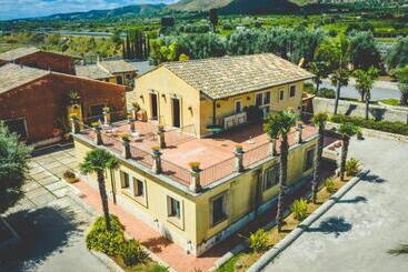 هتل Nuovo Castello Crisilio