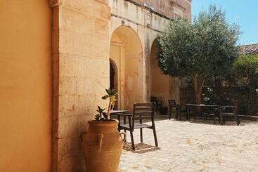 هتل Palazzo Gambuzza
