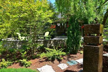 هتل Explorer House Bed & Breakfast