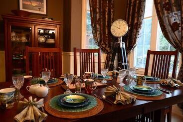 هتل Explorer House Bed & Breakfast