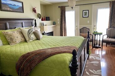 هتل Explorer House Bed & Breakfast