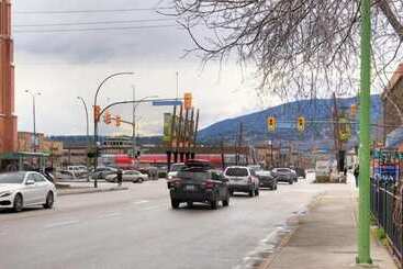 هتل Kelowna Okanagan Lake Hostel