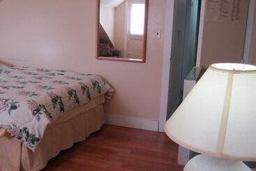 هتل Kelowna Okanagan Lake Hostel