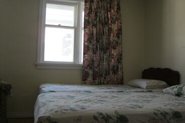 هتل Kelowna Okanagan Lake Hostel