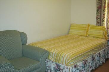 هتل Kelowna Okanagan Lake Hostel