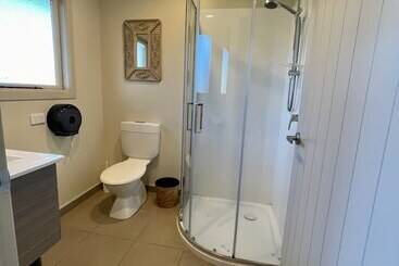 هتل Te Anau Lakefront Backpackers