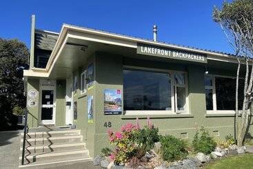 هتل Te Anau Lakefront Backpackers