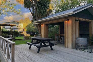 هتل Te Anau Lakefront Backpackers