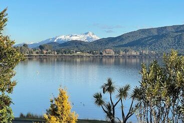 هتل Te Anau Lakefront Backpackers