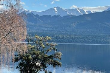 هتل Te Anau Lakefront Backpackers