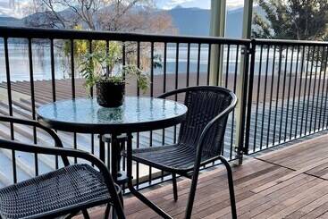 هتل Te Anau Lakefront Backpackers