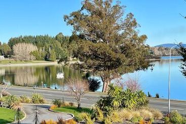 هتل Te Anau Lakefront Backpackers