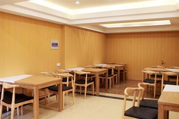 هتل Greentree Inn Jiangxi Yingtan Railway Station Square Business