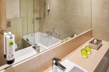 هتل Holiday Inn Frankfurt Airport, An Ihg
