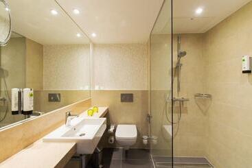 هتل Holiday Inn Frankfurt Airport, An Ihg