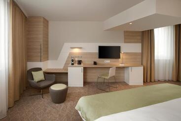 هتل Holiday Inn Frankfurt Airport, An Ihg