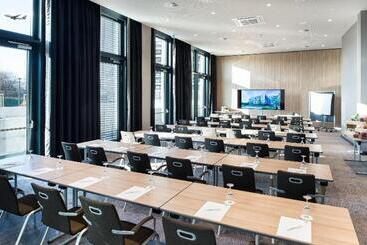هتل Holiday Inn Frankfurt Airport, An Ihg