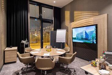 هتل Holiday Inn Frankfurt Airport, An Ihg