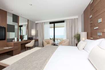 هتل The Oasis By Don Carlos Resort