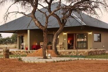 هتل Africa Awaits Lodge & Safaris