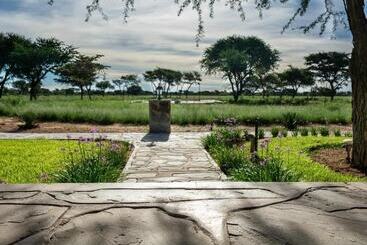 هتل Africa Awaits Lodge & Safaris