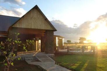 هتل Africa Awaits Lodge & Safaris
