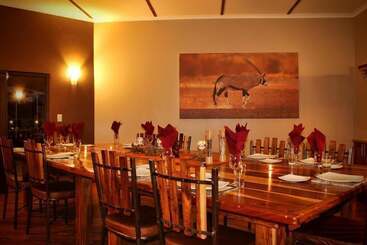 هتل Africa Awaits Lodge & Safaris