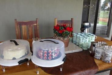 هتل Africa Awaits Lodge & Safaris