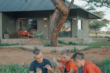 هتل Africa Awaits Lodge & Safaris