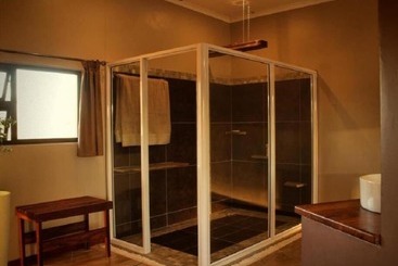 هتل Africa Awaits Lodge & Safaris