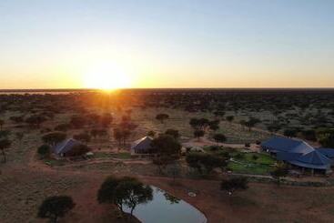 هتل Africa Awaits Lodge & Safaris