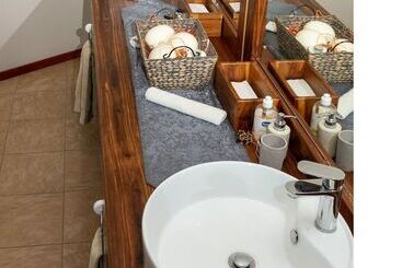هتل Africa Awaits Lodge & Safaris