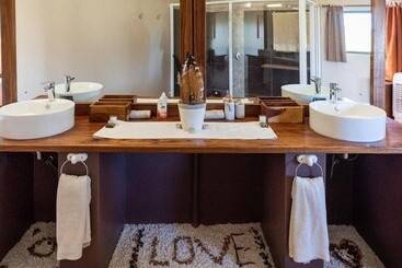 هتل Africa Awaits Lodge & Safaris