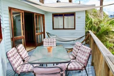 هتل Colonial Court Holiday Apartments