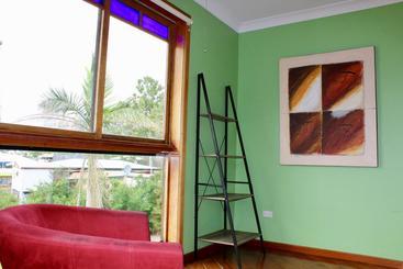 هتل Colonial Court Holiday Apartments