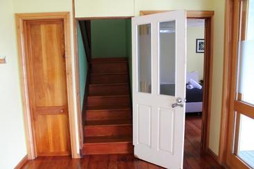 هتل Colonial Court Holiday Apartments