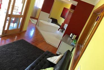 هتل Colonial Court Holiday Apartments