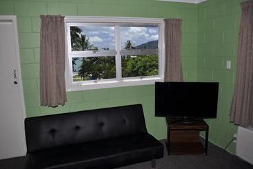 هتل Colonial Court Holiday Apartments