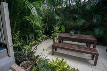 هتل Debbie S Place