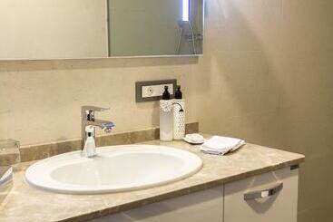 Parkside Hotel & Apartments