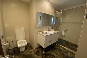Parkside Hotel & Apartments