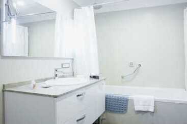Parkside Hotel & Apartments