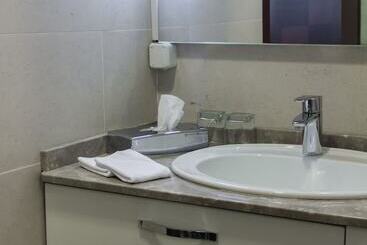 Parkside Hotel & Apartments