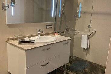 Parkside Hotel & Apartments
