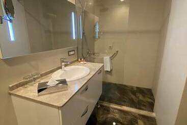 Parkside Hotel & Apartments