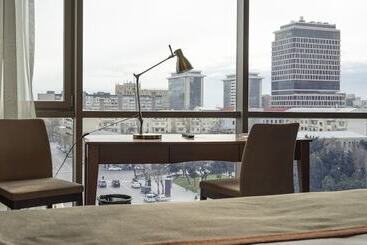 Parkside Hotel & Apartments