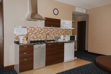 Parkside Hotel & Apartments