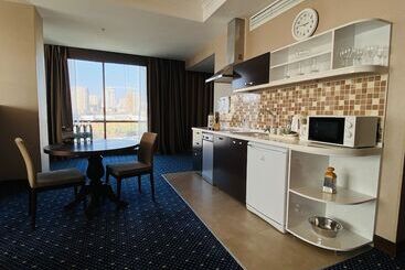 Parkside Hotel & Apartments